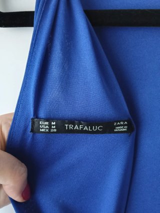Mono elegante con espalda descubierta