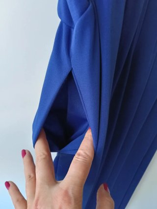 Mono elegante con espalda descubierta