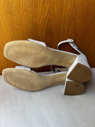 Sandalias grises de tacón