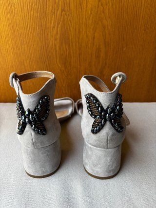 Sandalias grises de tacón