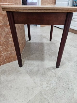 Mesa de madera y mármol beige
