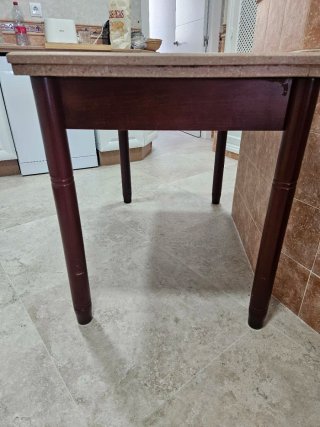 Mesa de madera y mármol beige
