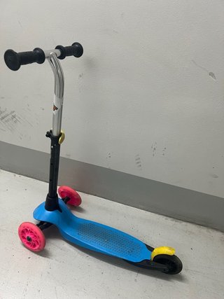 Patinete infantil con ruedas con luces