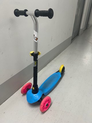 Patinete infantil con ruedas con luces