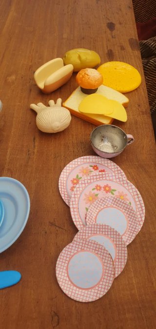 Comidita de juguete: frutas, verduras y material.