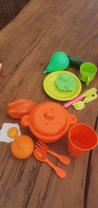 Comidita de juguete: frutas, verduras y material.