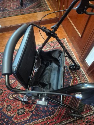 Andador con asiento y frenos