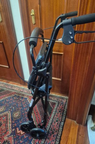 Andador con asiento y frenos