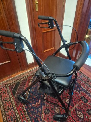 Andador con asiento y frenos