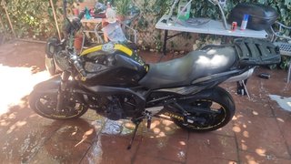 Yamaha Fazer Negra y Amarilla