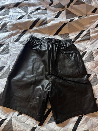 Pantalones cortos efecto piel Shein negros