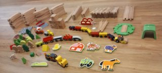 Tren de madera y vías con accesorios