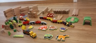 Tren de madera y vías con accesorios