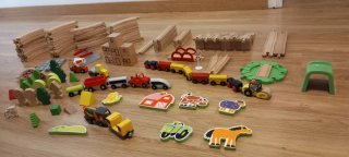 Tren de madera y vías con accesorios