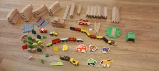 Tren de madera y vías con accesorios