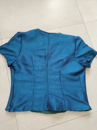 Blusa azul con forro verde