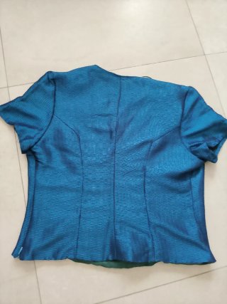 Blusa azul con forro verde