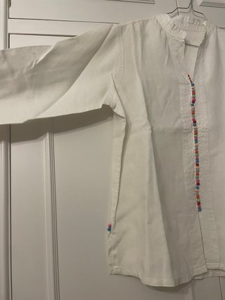 Blusa blanca con botones de colores