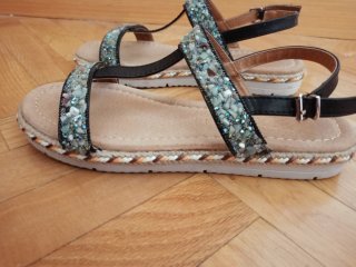Sandalias pedrería negras y plateadas