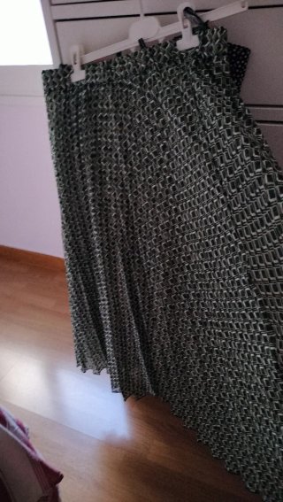 Preciosa falda larga plisada estampada