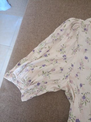 Blusa estampada flores moradas y blancas