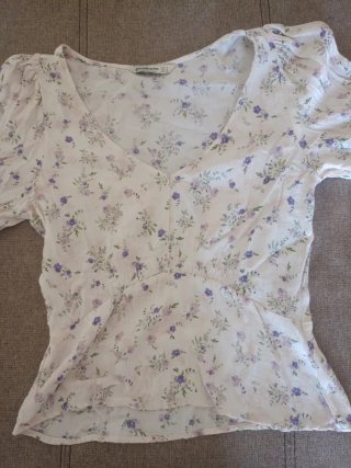 Blusa estampada flores moradas y blancas