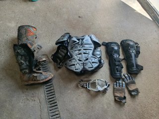 Pack Motocross: Botas, Peto, Rodilleras, Guantes