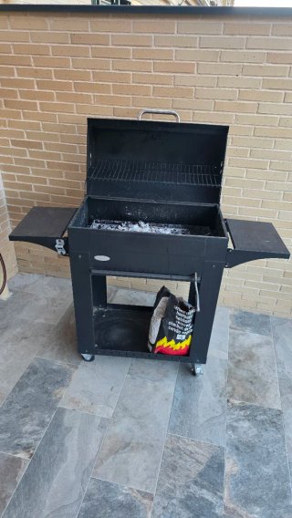 Barbacoa de carbon negra de metal