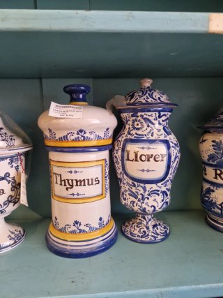 Conjunto de Alberos de farmacia cerámica catalana