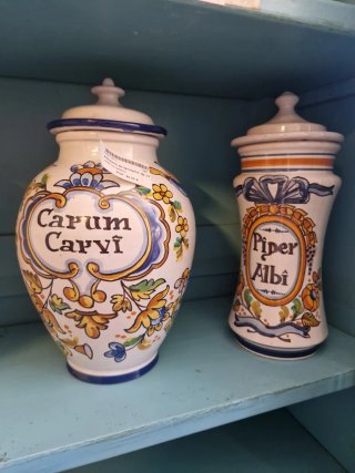 Conjunto de Alberos de farmacia cerámica catalana