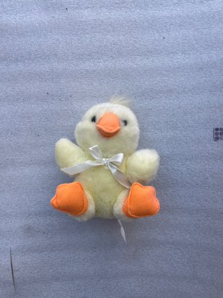 Peluche de pollito amarillo con lazo