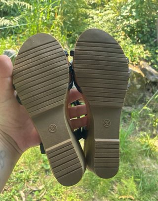 Sandalias HF Shoes piel con abalorios madera