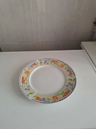 Plato llano de porcelana con flores
