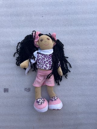 Muñeca de peluche con pelo largo y ropa
