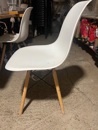 Silla ergonómica blanca y madera
