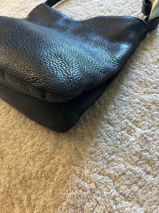 Borsa a spalla Furla in pelle martellata nera