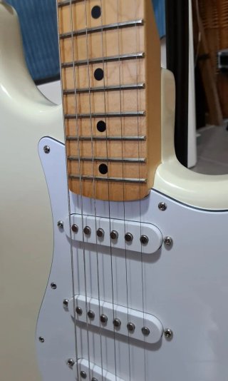 Fender Stratocaster Standard  factura tienda 2026