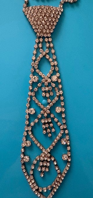 Collar de pedrería estilo corbata