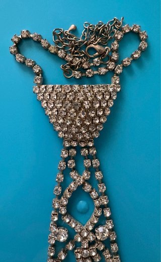 Collar de pedrería estilo corbata