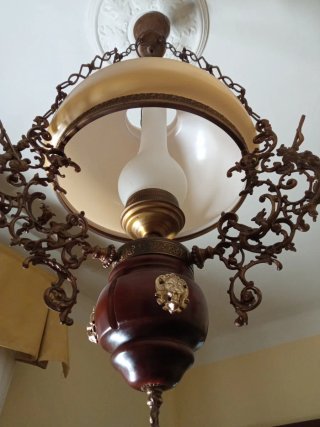 Lámpara de techo antigua. Quinqué madera y bronce.