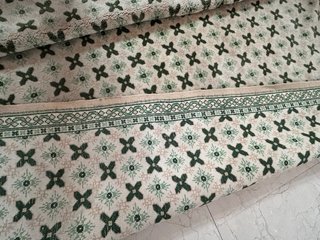 Alfombra de lana beige y verde para salón