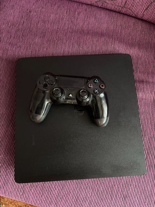 PS4 Slim Negra + Mando + 2 Juegos