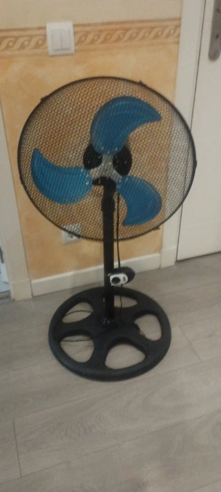 Ventilador de pie negro tres velocidades