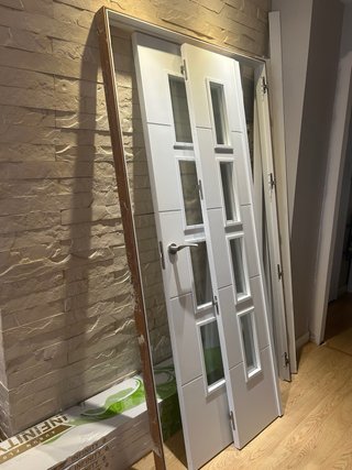 Puerta doble blanca con cristal