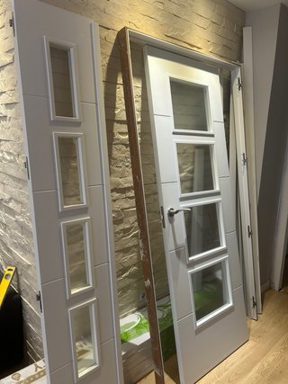 Puerta doble blanca con cristal