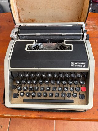 Máquina de escribir Olivetti Lettera DL con maletí