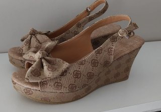 Sandalias cuña con lazo y logo