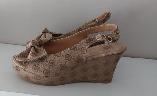 Sandalias cuña con lazo y logo