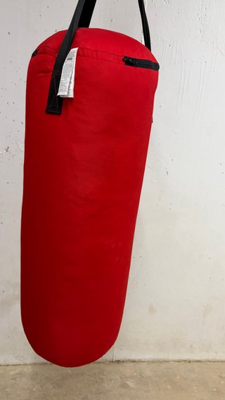 Saco de boxeo y guantes rojos y negros
