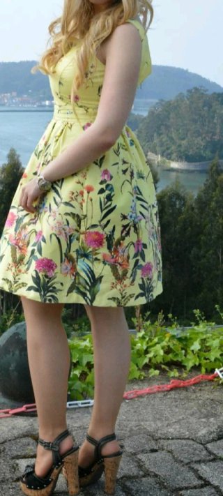 Vestido amarillo estampado flores